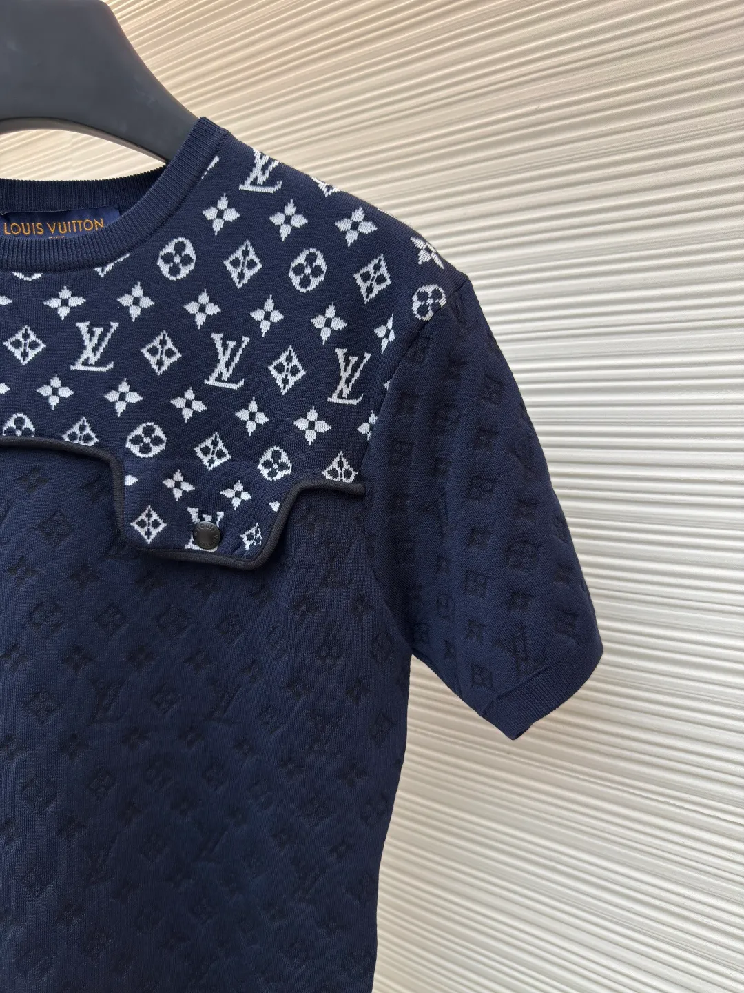 LOUIS VUITTON Knitted Jacquard Short Sleeves [Women's Wear] ●Authentic product: Purchased and developed by 15222 ●Item number: 1680362-A45 ●Fabrics: pure cotton fabric ●Technology: knitted jacquard production ●Version: fitted version ●Weight: about 260 grams ●Size: S-M-L ●Description: High-count and high-density mulberry silk blended fabric, woven using double-sided jacquard technology. The entire fabric has a full and three-dimensional texture. It is different from the common printing or patching treatments on the market. The entire fabric has the presbyopia pattern embedded into the yarn structure during the weaving process. The pattern truly comes with the weaving and is not superimposed in the later stage. The pattern has a strong three-dimensional effect, does not fade, fall off or crack after long-term washing. It feels soft and stiff, and has a stable and advanced texture. , the lower part is treated with high-temperature shaping and embossing. Through the layered changes of light, shadow and tissue, it shows a low-key and exquisite Logo shading. It looks pure and calm from a distance, and rich in details when seen up close. The overall wiring is straight and delicate, the fabric is comfortable and soft, and the color is consistent without color difference. It can be matched with the same style to create a fashionable look and control various occasions. Customized accessories, complete with three standards, same style for men and women!